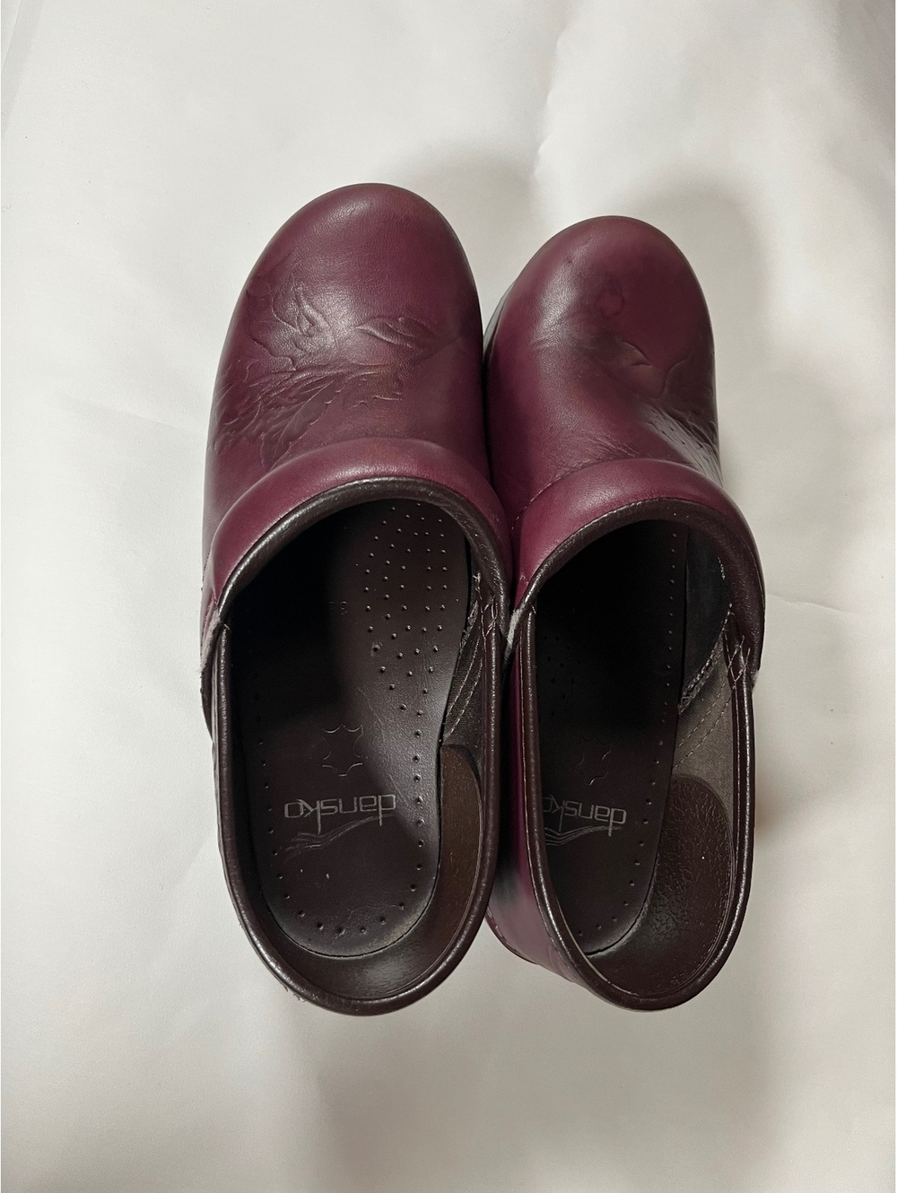 Dansko Burgundy leather clogs women’s size 38 7 nurses shoes